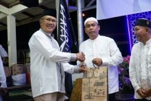 Direktur RAPP, Mhd Ali Shabri menyerahkan secara simbolis sovenir dari perusahan kepada Jamaah Calon Haji./IST