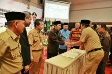 Bupati Siak H Alfedri menyalami Gubri H Syamsuar saat menghadiri Musrenbang Provinsi/lin