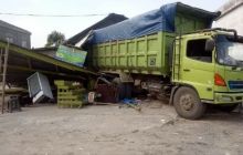Truk tambrak sebuah warung makan di Inhu/azi