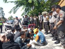 Aliansi Mahasiswa Pemuda dan Rakyat (AMPERA) menggelar aksi/hari