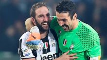 Higuain dan Buffon saat masih sama-sama berkostum Juventus. Foto: int 