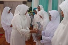 Penasehat Dharma Wanita Persatuan (DWP) dan Badan Kontak Majelis Taklim (BKMT) Kabupaten Siak Hj Rasidah Alfedri melakukan tepung tawar kepada 13 Jamaah Calon Haji (JCH)/lin