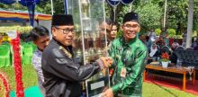 Bupati Kuansing Drs. H. Mursini, M.Si menyerahkan Piala Bergilir ke Panitia untuk diperebutkan kembali/zar