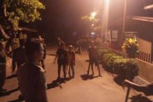 Sejumlah anak jalanan serang kantor Satpol PP Padang dengan menggunakan besi, kayu berpaku dan lainnya, Jumat dini hari tadi.  Foto: int 