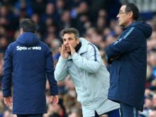 Zola masih memegang peranan penting di Chelsea saat masih dilatih Sarri. Foto: int 