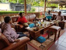 Suasana silaturrahmi Rektor UIR dan rombongan ke kediaman Ketua STIH Puteri Maharaja Payakumbuh