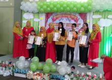 Via English Course (VEC) menyelenggarakan Trophy Giving atau pemberian piala kepada peserta didik terbaik/rgo