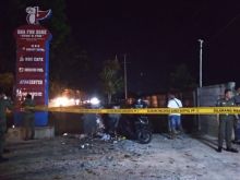Garis segel Satpol PP Pekanbaru sempat dibuang pihak tak bertanggungjawab ke tong sampah (foto/Surya)