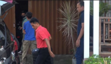 Suasana penggeledahan di kediaman pribadi Bupati Solsel Muzni Zakaria di Padang, beberapa waktu lalu. Foto: int 