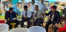 Bupati H. Mursini, Wabup H. Halim, Kapolres AKBP Muhammad Mustofa, Sekdakab H. Dianto Mampanini saat meninjau Pasar/zar