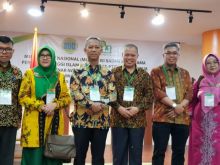 Rektor UIR Prof Syarinaldi dan Wakil Rektor I Syafhendry bersama Pimpinan PTIS