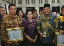 Bupati Siak H Alfedri menerima Penghargaan Pastika Parahita dari Kementerian Kesehatan /lin