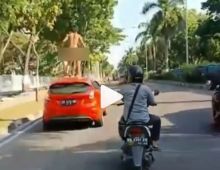 Pria di Pekanbaru Ini Nekat Menari-nari di Atas Kap Mobil 