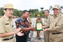 Bupati H Alfedri menyerahkan tiga penghargaan sekaligus di Halaman Kantor Bupati Siak, Senin (15/07/2019) /lin