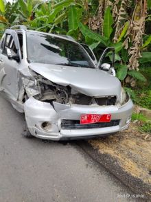 Kondisi mobil dinas yang ditumpangi tiga ASN Disdik Pelalawan yang mengalami kecelakaan lalu lintas/ardi