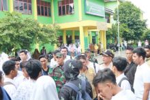 Beberapa siswa sempat bersitegang dengan pihak sekolah.