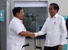 Prabowo memakai kemeja putih bertemu dengan Presiden Jokowi yang juga memakai kemeja yang sama (foto/int)