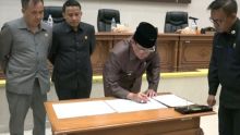 Bupati Inhil, HM Wardan melakukan penandatanganan persetujuan bersama Rancangan Peraturan Daerah/ADV