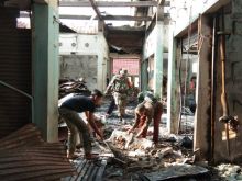 Komandan Koramil (Danramil) Kapten Arh Sugiono dan warga masyarakat melaksanakan kegiatan gotong royong /rgo