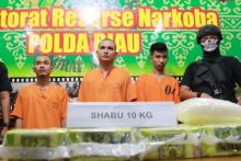 Dua tersangka berinisial D dan A (dari kiri ke kanan) akan didampingi kuasa hukum sepanjang proses perkara berlangsung. (Foto. Amri)