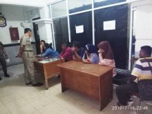 Kasatpol PP Kota Pekanbaru Agus Pramono saat berbincang dengan pasangan muda-mudi yang terjaring razia. 