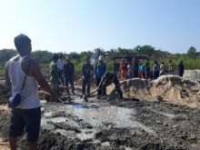 Babinsa Koramil 08/Tandun bantu warga cor Mushola (foto/istimewa)