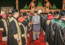 Bupati H Siak Alfedri menyalami Dewan Hakim usai melantik/lin