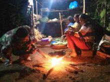 Anggota Satgas TMMD ke 105, Serda Aan Setiawan saat mempelajari pembuatan minyak serai bersama warga