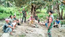 TMMD Ke 105 Kodim 0313/KPR Kerja Keras dan Humoris Babinsa Wujudkan Kemanunggalan TNI Dengan Rakyat (foto/istimewa)