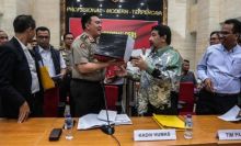 Kadiv Humas Mabes Polri Irjen Pol M Iqbal menerima berkas hasil kerja TGPF kasus penganiayaan terhadap penyidik KPK Novel Baswedan. Foto: int 