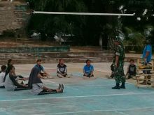 Babinsa Koramil 08/Tandun latih tim voli binaan desa
