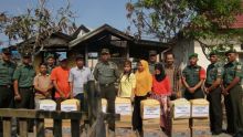 Kodim 0314/Inhil memberikan bantuan kepada warga korban kebakaran/rgo