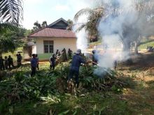 Koramil 05/Kampar Kiri Bersama Warga Bersihkan Lingkungan