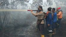 Tim melakukan upaya pemadaman Kebakaran Hutan dan Lahan (Karhutla) di Desa Darul Aman, Kecamatan Rupat, Kabupaten Bengkalis/hari