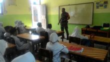 Babinsa Koramil 14/Kepenuhan Sertu M Hatta Ajarkan Cinta Tanah Air ke Siswa SD (foto/int)