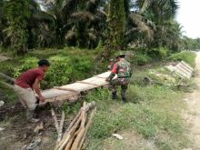 Babinsa Koramil 04/PKL Kuras Ikut Ngecor dan Bersihkan Parit di Ukui (foto/istimewa)