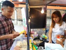 Tenan-tenan di depan toko Alfamart jalan adisucipto pekanbaru