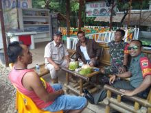 Babinsa Koramil 08/Tandun, Serma Andri mirzal dan Lopda Musriadi melakukan Komunikasi Sosial (Komsos) dengan warga di warung Desa Suka Damai, Kecamatan Ujung Batu, Kabupaten Rokan Hulu.