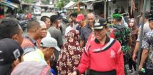 Bupati Inhil HM Wardan menyerahkan bantuan  kepada korban kebakaran usai mengikuti jalan santai/ADV