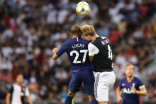 De Light berduel di udara bersama Lucas