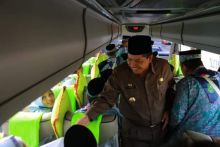 Bupati Siak H Alfedri saat melepas JCH/lin