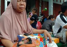 Ibu Sapinah salah seorang korban yang rumahnya terbakar/rgo