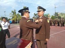 Kajari menyerahkan Satya Lencana Karya Satya pengabdian 10 tahun /hari