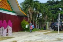 Guru dan tas murid-murid TK saat dievakuasi (foto/amri)