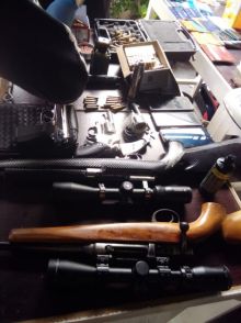 Senjata api dan granat yang diduga milik Satriandi Cs diamankan polisi usai baku tembak (foto/amri)