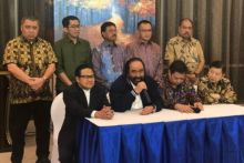 Surya Paloh memberikan keterangan didampingi Muhaimin Iskandar, Airlangga Hartarto dan Suharso Monoarfa. Foto: int 