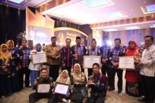 Bupati Siak H Alfedri berfoto bersama usai menerima penghargaan/lin