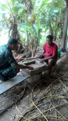 Babinsa Koramil 14/Kepenuhan Bantu dan Beri Dukungan Moril ke Warga Pengrajin Rotan (foto/istimewa)