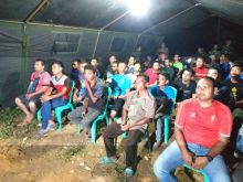 Satgas TMMD Ke 105 Kodim 0313/KPR, Ajak Warga Nonton Bareng Film Merah Putih Memanggil (foto/istimewa)