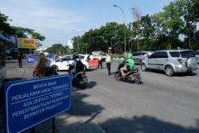 Sejumlah kendaraan bermotor diarahkan masuk ke dalam purna MTQ untuk diperiksa petugas. Foto. Amri